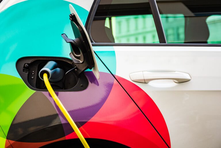 ładujące się miejskie auto elektryczne